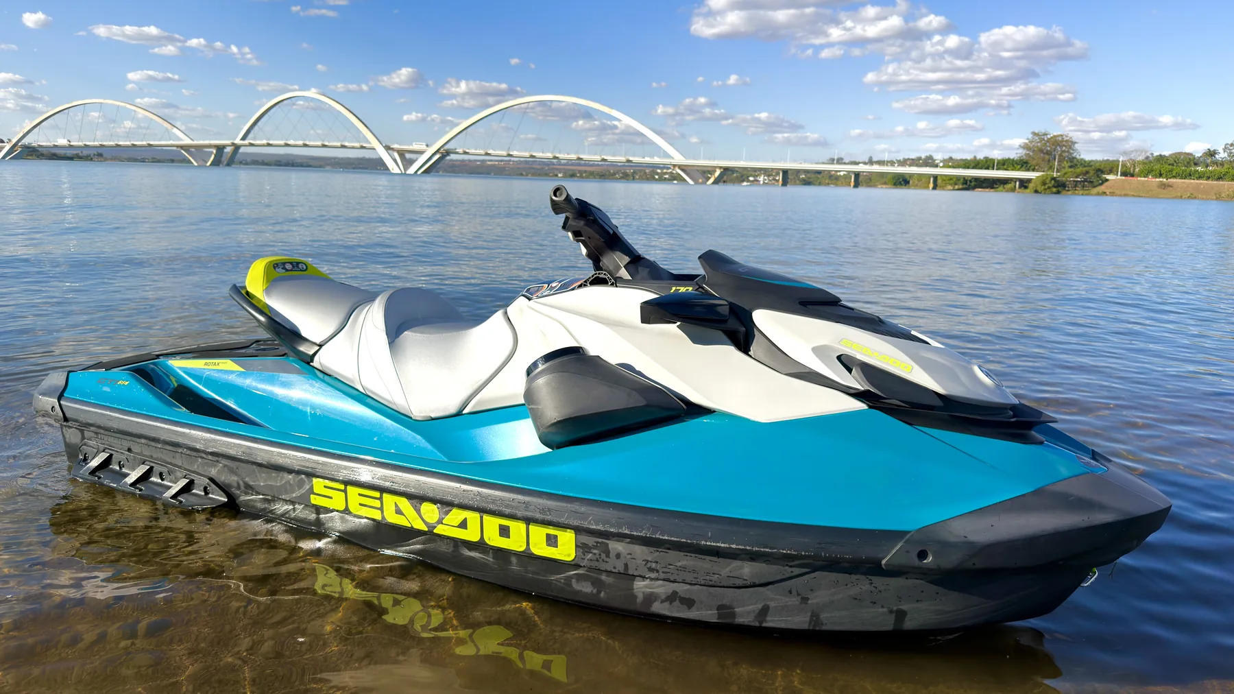 Jet Ski Sea-Doo GTI SE 170 ano 2024 para aluguel no Lago Paranoá, em Brasília, com a Ponte JK ao fundo